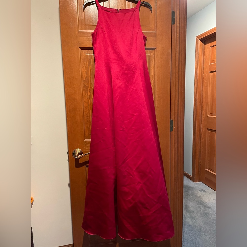 Simple and elegant scarlet full length dress. Size 4-6